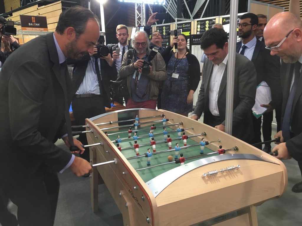 Édouard Philippe joue sur un baby foot Rene Pierre Compétition