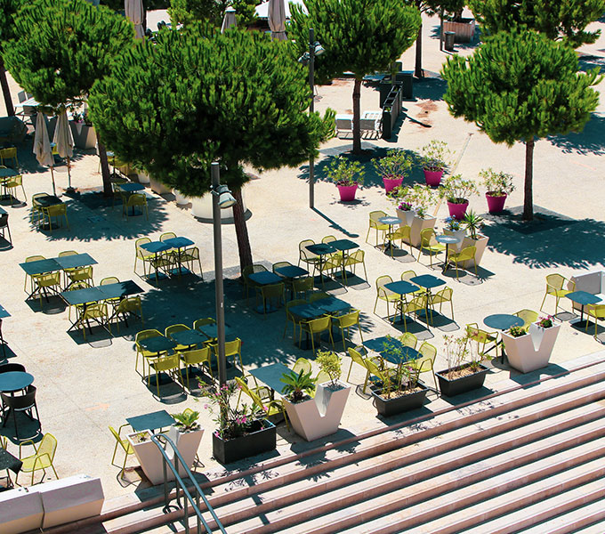 Pour fêter l'ouverture des terrasses, une partie de baby foot !